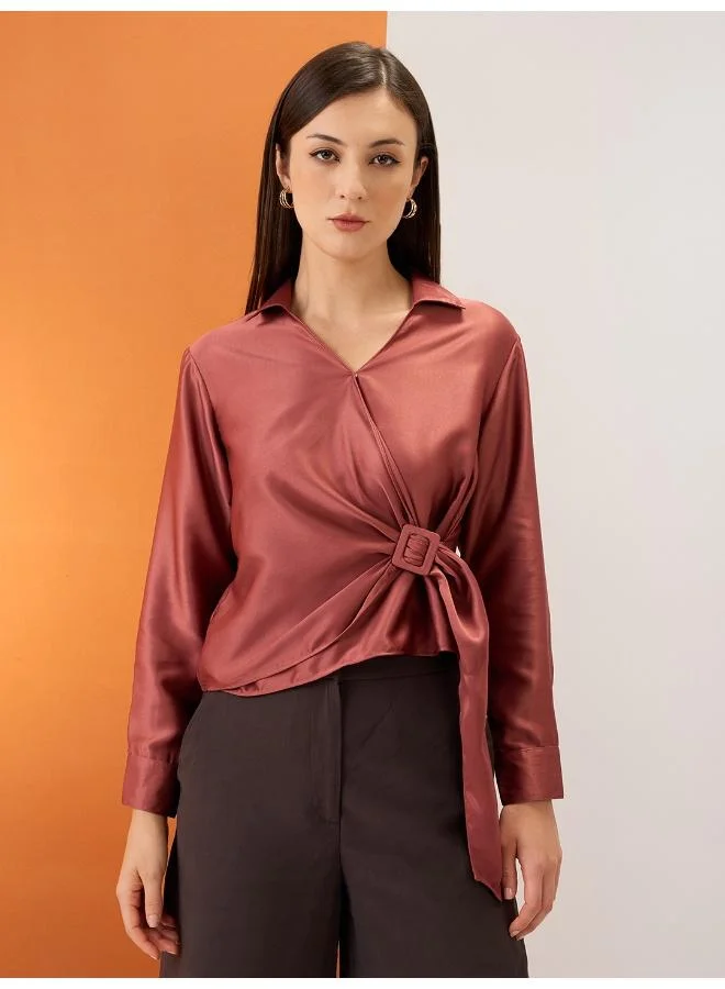 جلو باص بلوزة نسائية وردية بياقة قميص وأكمام مكبلة بتفاصيل مشبك ملتوي